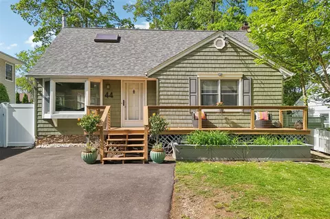 44 Tuscarora Dr, Centerport, NY 11721