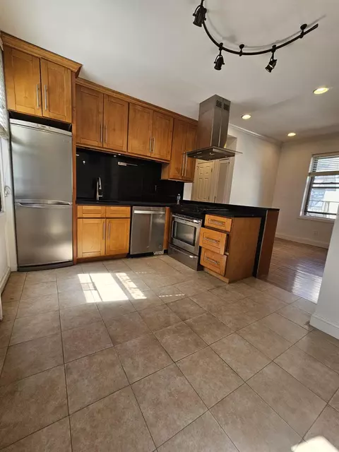 21-15 33 St #4G, New York, NY 11105