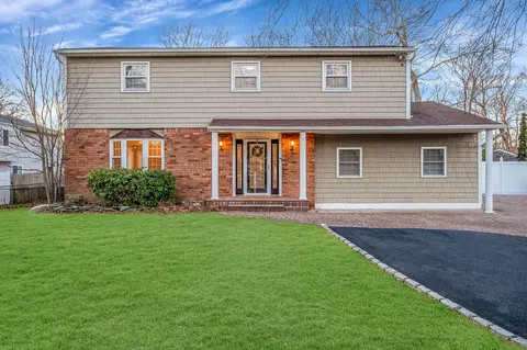 224 Vanderbilt Blvd, Oakdale, NY 11769