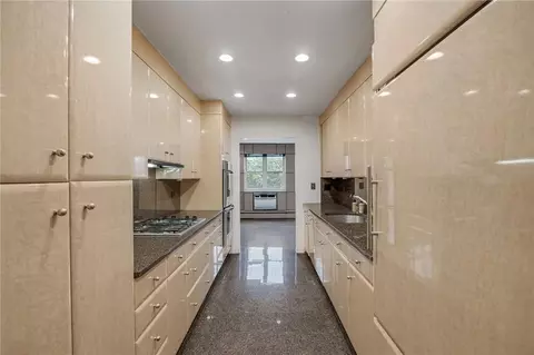 25 Chapel Pl #1L, North Hempstead, NY 11021