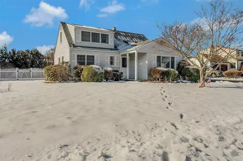 712 Pease Ln, West Islip, NY 11795