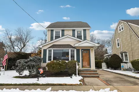 77 Yale St, North Hempstead, NY 11596