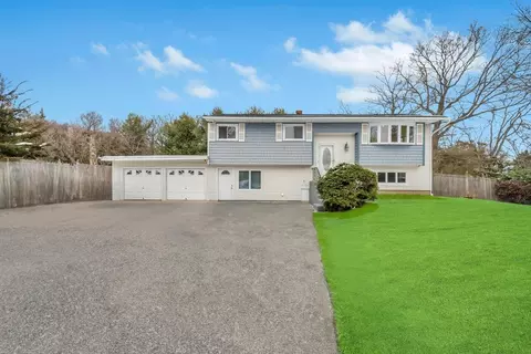 25 Newport Dr, Port Jefferson Station, NY 11776