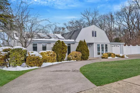 1 4th St, Farmingville, NY 11738