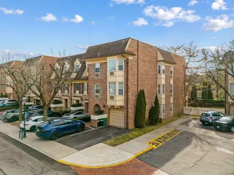 206-02 N Lori Dr #72M, Bayside, NY 11360