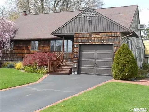 133 Veronica Ln, North Babylon, NY 11703