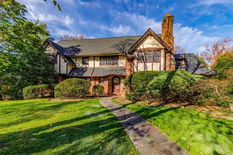 11 Gateway Dr, North Hempstead, NY 11021