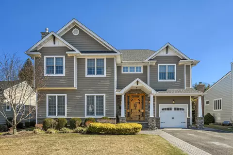 205 Weyford Ter, Garden City, NY 11530