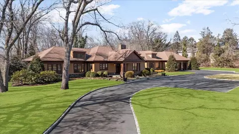 11 E Woods Dr, Cold Spring Harbor, NY 11724