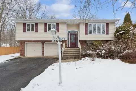 15 Ort Ct, Sayville, NY 11782