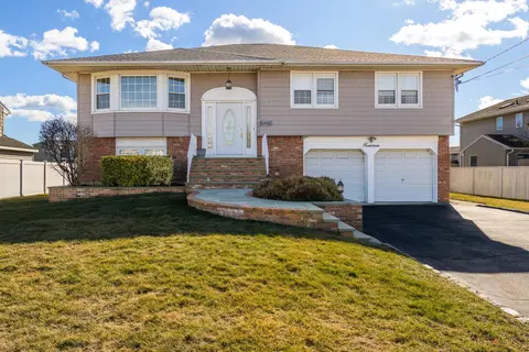 14 Buoy Ln, West Islip, NY 11795