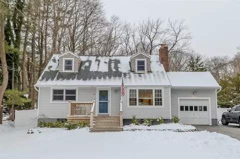 36 Old Post Rd, Setauket, NY 11733