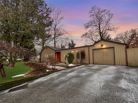 17 Ronan Rd, Glen Cove, NY 11542
