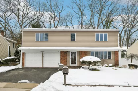68 Barry Ln, Syosset, NY 11791