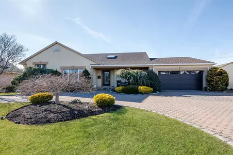 160 Harbor Ln, Massapequa Park, NY 11762