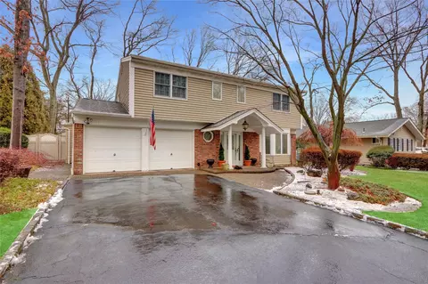 25 Cedarwood Ln, Commack, NY 11725