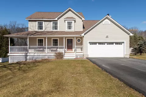 18 Shadowood Dr, East Fishkill, NY 12533