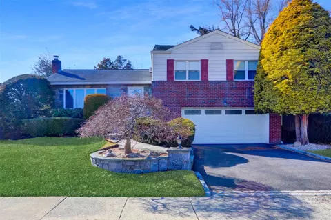 39 Cranberry Ln, Plainview, NY 11803