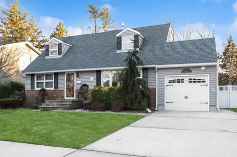 3 Hawthorne St, Farmingdale, NY 11735