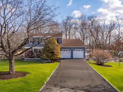 4 Penn Ct, Clarkstown, NY 10956