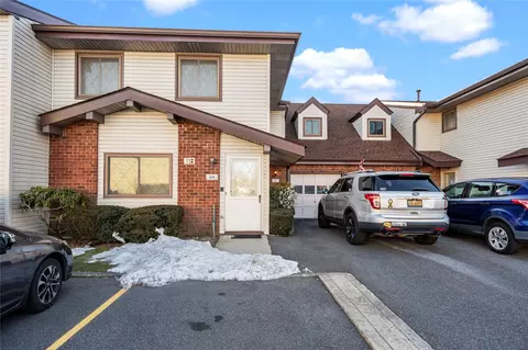 104 W Cambridge Dr, Babylon, NY 11726