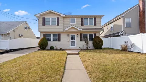 35 Whaley Ave, Bethpage, NY 11714