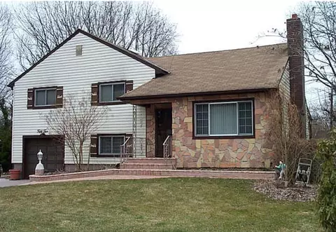 55 Middlecamp Rd, North Hempstead, NY 11590