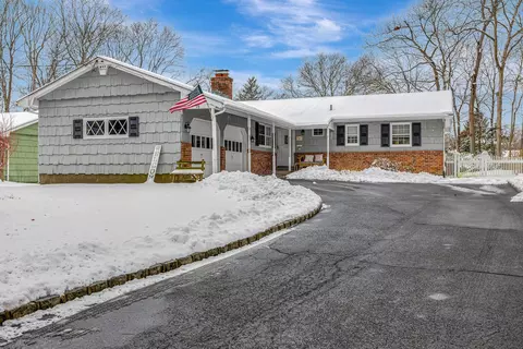 98 Hillside Ave, Saint James, NY 11780