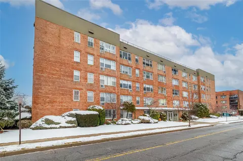 280 Guy Lombardo Ave #3R, Freeport, NY 11520