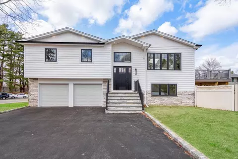 2 Valley St, Huntington, NY 11743