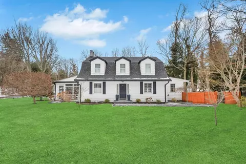 6 Hollow Rd, Stony Brook, NY 11790