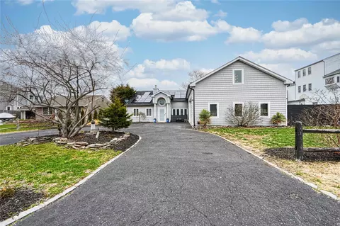 25 Fairlawn Ct, Shirley, NY 11967