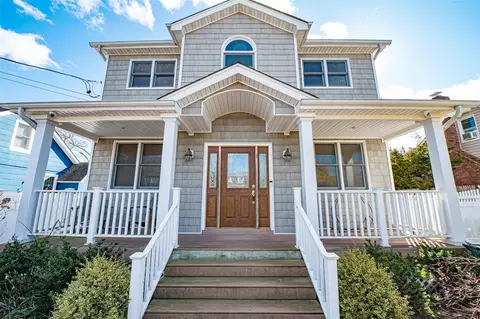 36 Spruce St, Islip, NY 11751