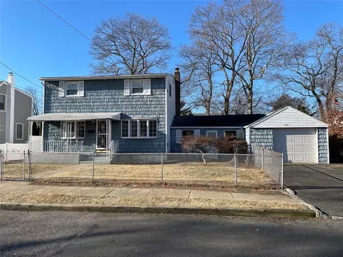 147 N Fulton Ave, Lindenhurst, NY 11757
