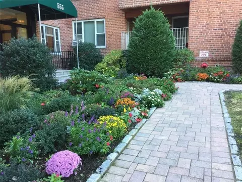 555 Broadway Ave #1H, Greenburgh, NY 10706