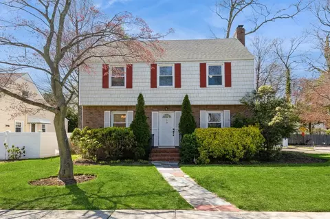 379 Rolling St, Malverne, NY 11565