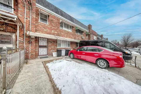 1026 E 213 St, New York, NY 10469