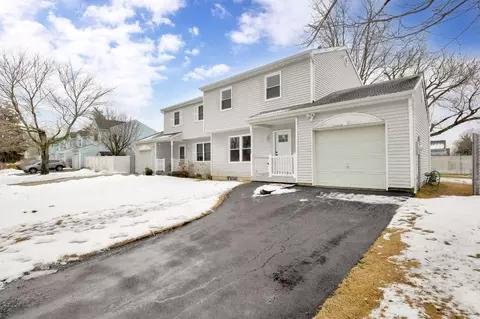 29 Walnut St, Central Islip, NY 11722