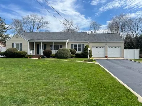 117 N Cliff Ave, Sayville, NY 11782
