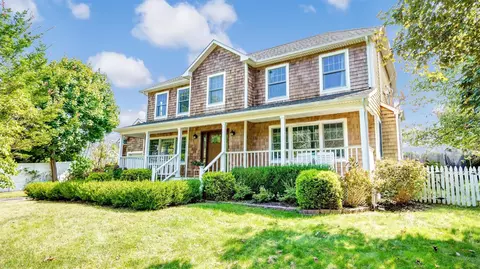 16 Clay Pit Rd, Southampton, NY 11960