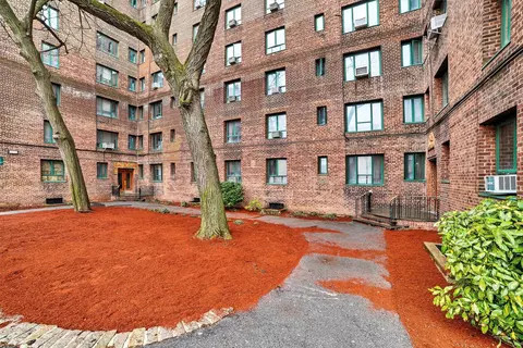 1725 Purdy St #1G, New York, NY 10462