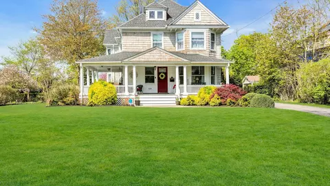 124 Handsome Ave, Sayville, NY 11782