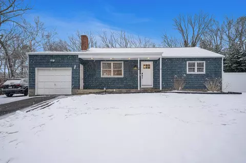 23 Zenith Rd, Rocky Point, NY 11778