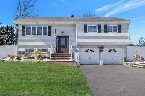 35 Satellite Dr, Islip Terrace, NY 11752