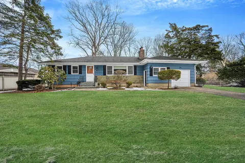 4 Burford Dr, Commack, NY 11725