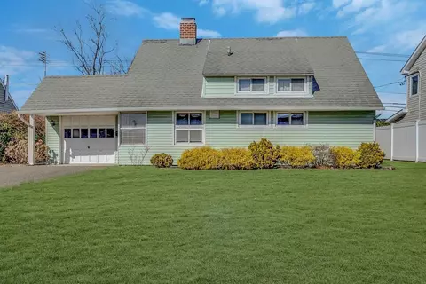 38 Walnut Ln, Hicksville, NY 11801