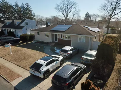 28 Prairie Dr, North Babylon, NY 11703
