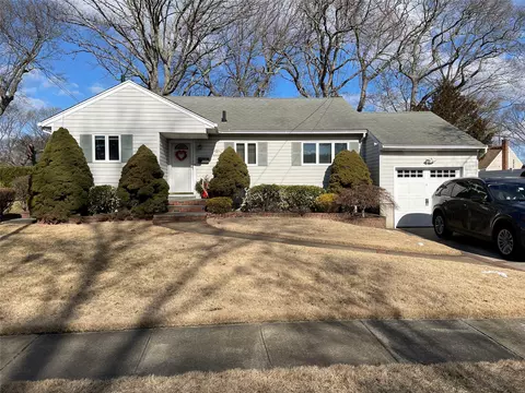 9 Marion Pl, Massapequa Park, NY 11762