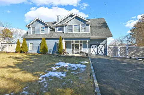 7 Redpine Dr, Medford, NY 11763