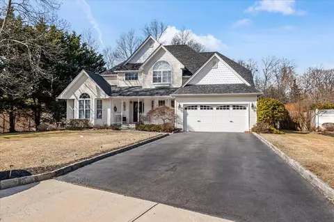 52 Paige Ln, Moriches, NY 11955